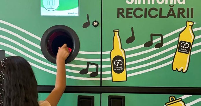 Persoană care scanează o sticlă de plastic la un aparat automat RetuRO SGR care afișează eroare pe ecran