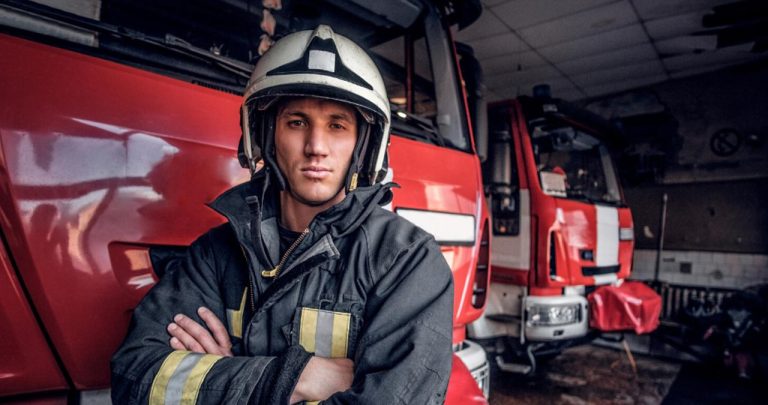 Un inspector ISU verificând planurile de evacuare și un stingător într-o clădire comercială nouă