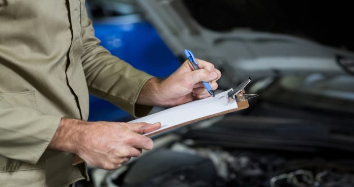 Un autoturism cu numere de România fiind urcat pe o platformă auto de tractare pe o autostradă din Europa