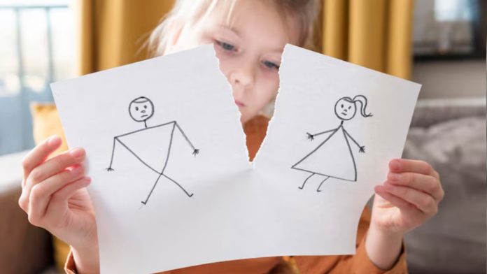 Un parinte tinand acte judecatoresti alaturi de un formular de plangere penala