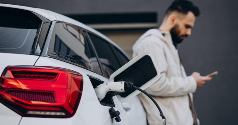 Un autoturism cu motor pe motorină parcat abuziv pe un loc verde rezervat exclusiv mașinilor electrice