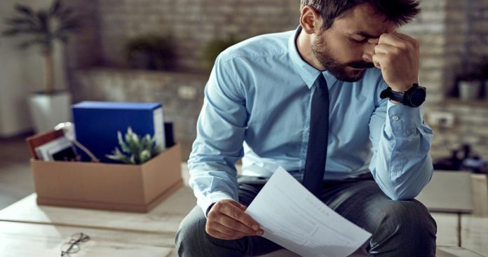 insolvență lângă extrase de cont bancar și un ciocan de judecător