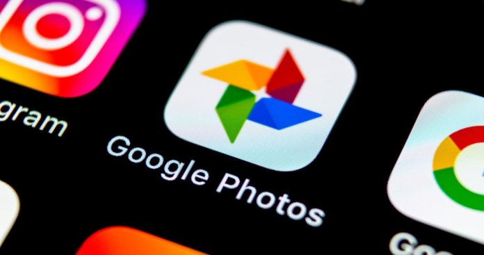 Telefon mobil conectat la un laptop pentru procesul de recuperare a pozelor și contactelor șterse