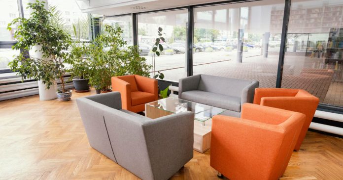 Antreprenor semnând un plan arhitectural de urbanism pe o masă de birou modernă