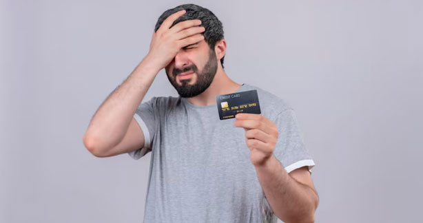 Recuperare Bani Tranzactii Neautorizate 2026 refuz la plată afișat pe ecranul unui telefon mobil pentru o tranzacție suspectă