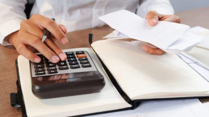 Un cuplu tânăr arătând contractul de vânzare-cumpărare unui reprezentant de la furnizorul de energie electrică