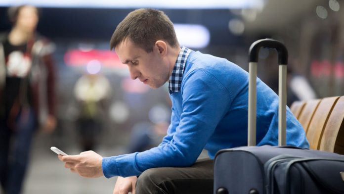 Pasager furios discutand cu un agent aerian la poarta de imbarcare