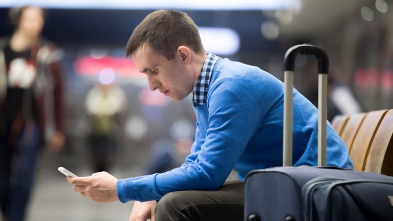 Pasager furios discutand cu un agent aerian la poarta de imbarcare