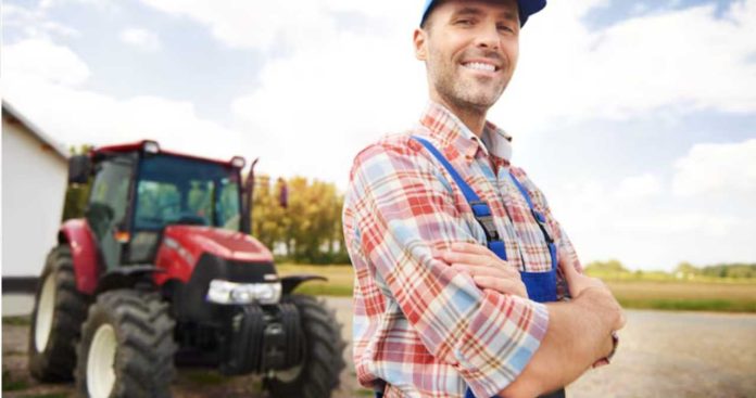 Atestat Producator Carnet Comercializare Primarie 2026 Un fermier roman prezentând atestatul de producător cu viza la zi unui polițist local în timpul unui control într-o piață agroalimentară