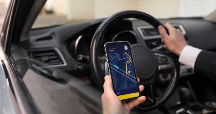 Atestat Profesional Transport Alternativ Ride Sharing ARR 2026 Un șofer de ride-sharing care prezintă atestatul profesional ARR și ecusonul auto în parbrizul mașinii în anul 2026