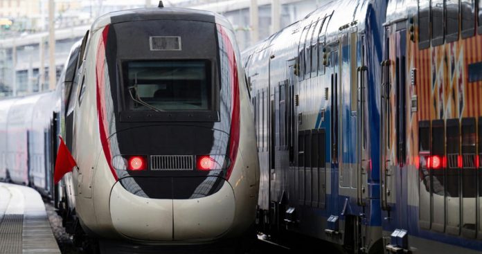 Un tren internațional modern staționat noaptea pe peronul gării, pregătit pentru îmbarcarea pasagerilor