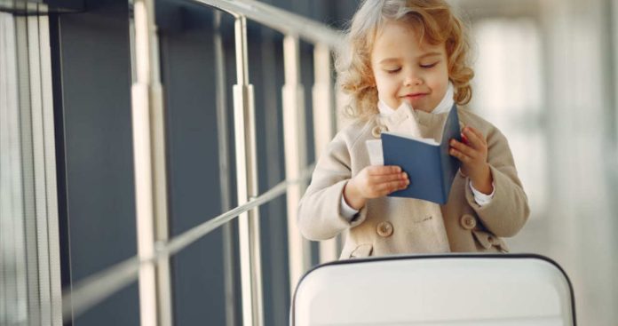 Călătoria Minorului Neînsoțit cu Avionul Acte și Taxe 2026 Minor neînsoțit care prezintă pașaportul și ecusonul UMNR la îmbarcarea în avion în anul 2026