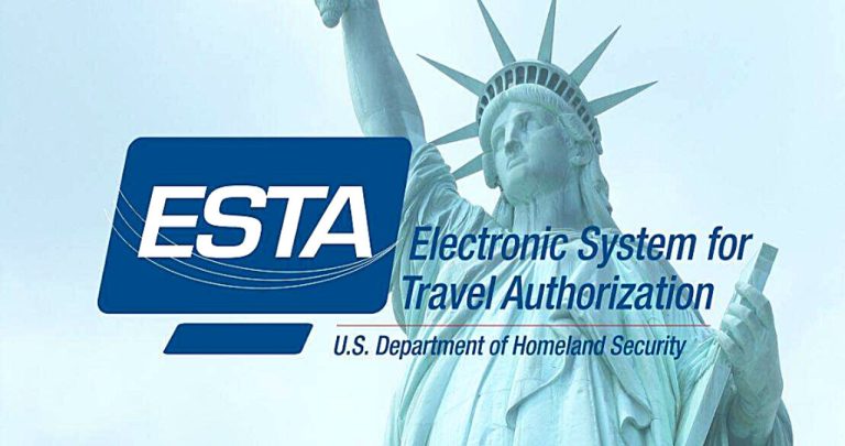 Un pașaport electronic românesc așezat pe o tastatură de laptop cu pagina oficială ESTA deschisă pe ecran