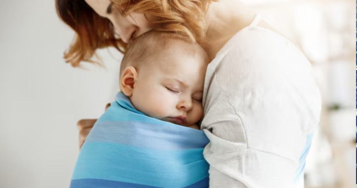 Calcul Indemnizatie Crestere Copil PFA Angajatori Cumul Un birou cu acte financiare, o declarație unică ANAF și o adeverință de salariu, lângă o pereche de botoșei de bebeluș