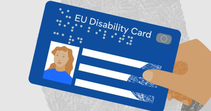 Eliberare Card European Dizabilitate DGASPC Acte 2026 O persoană prezentând Cardul European pentru Dizabilitate pentru a beneficia de acces gratuit la intrarea unui muzeu din Uniunea Europeană în 2026