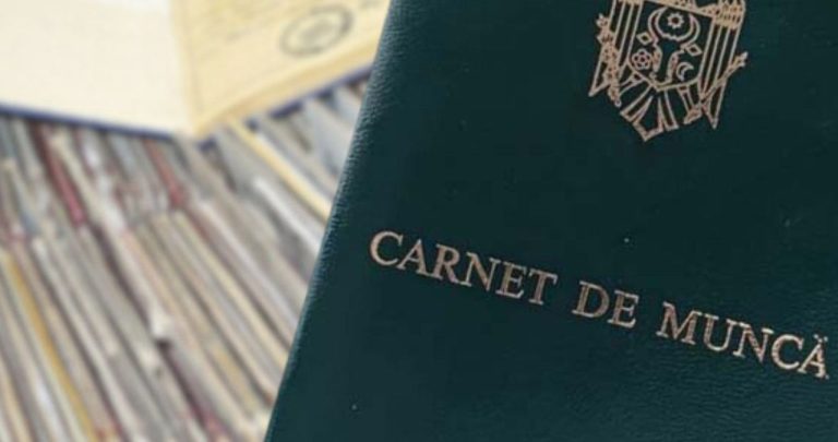 Un viitor pensionar îngrijorat căutând documente vechi de muncă într-un dosar, având în față un calculator