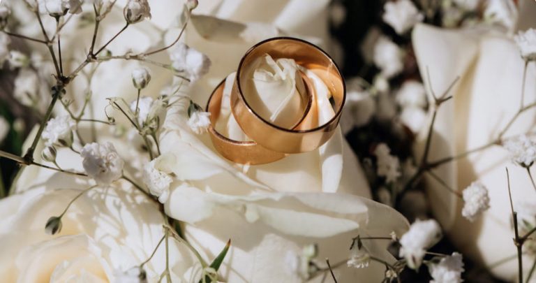 Un cuplu mixt semnând actul de căsătorie în fața ofițerului de stare civilă și a unui interpret autorizat