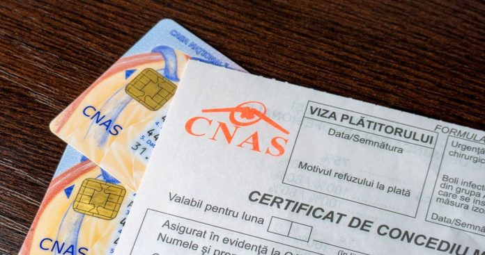 Un pacient stresat ținând un telefon în fața unui birou HR, explicând pierderea documentelor medicale