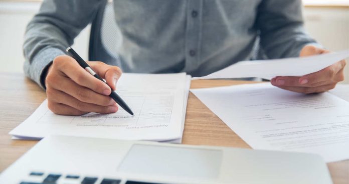 Un cetățean român ridicând certificatul de cutumă bilingv de la ghișeul unui consulat al României în vederea căsătoriei