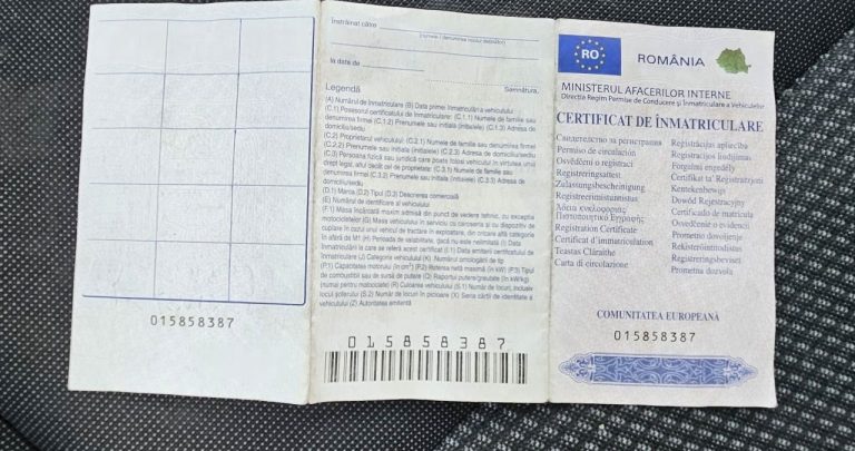 Certificat de înmatriculare auto lângă un buletin nou și un certificat de căsătorie