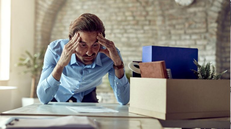 Angajat discutand la un birou cu departamentul de resurse umane despre contractul de munca