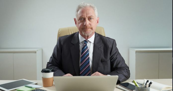 Concediu fara plata durata maxima vechime pensie 2026 Un angajat semnând o cerere de concediu fără plată alături de departamentul HR