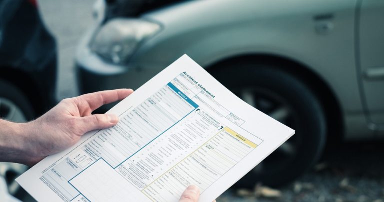 formular de constatare amiabilă cu o ștampilă roșie de respins