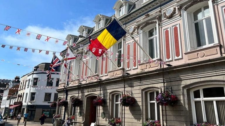 Clădirea Glen House din Londra, sediul Consulatului României, cu steagul arborat la intrare