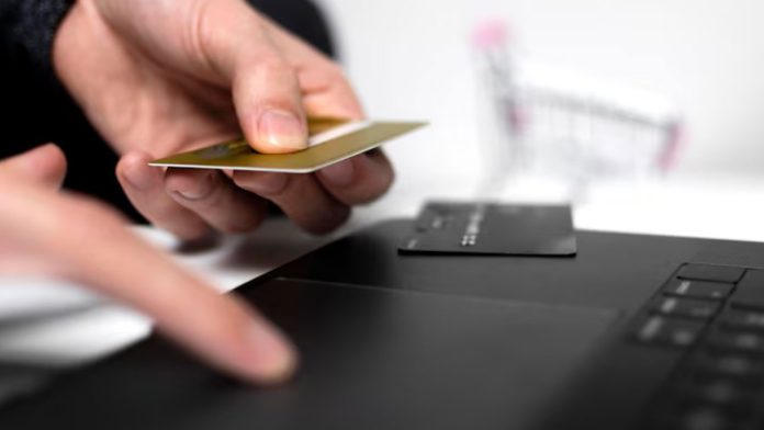 Utilizator nemultumit uitandu-se la aplicatia de internet banking cu un lacat rosu pe ecran