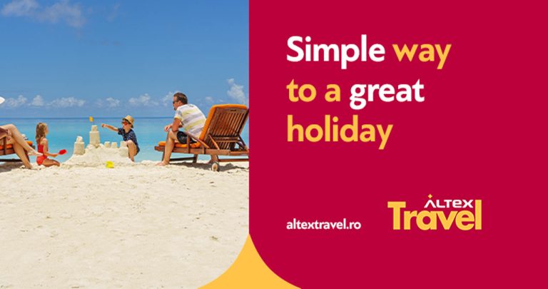 O familie fericită în aeroport, verificând biletele de avion pe telefonul mobil în fața panoului de zboruri