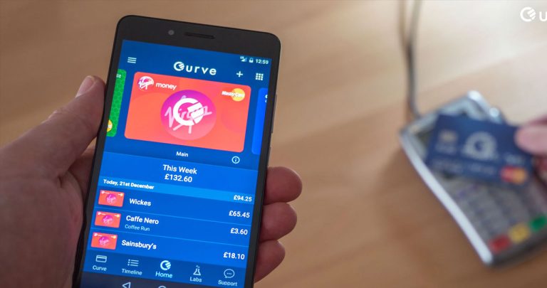 Utilizator folosind functia Go Back in Time din aplicatia financiara Curve