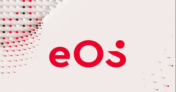 Angajat al unui call center financiar purtând căști și gestionând dosare de creanțe pe un monitor