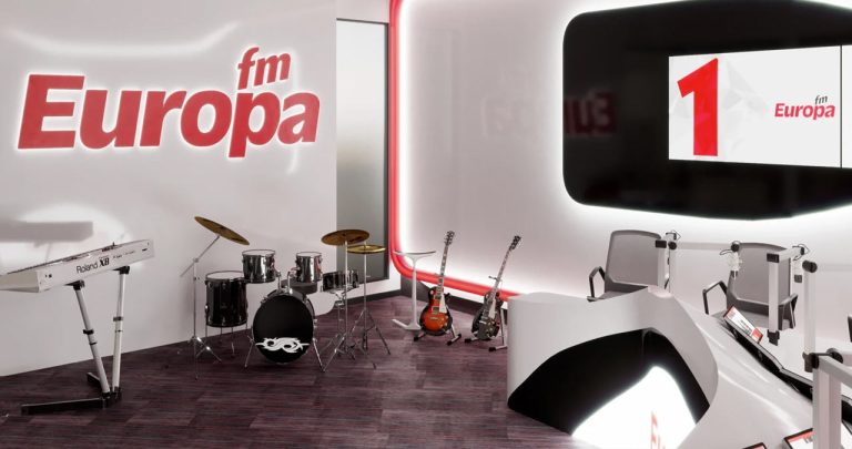 Un microfon profesional de studio radio cu sigla Europa FM în fundal