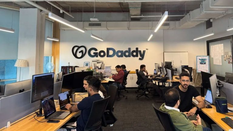 Utilizator setand anularea reinnoirii automate si generarea codului EPP in panoul GoDaddy