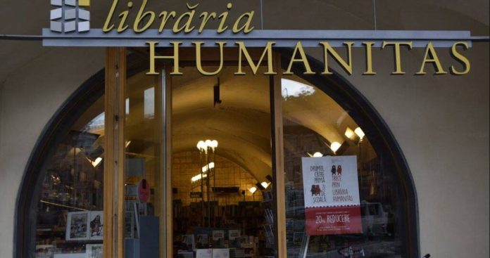Cărți și manuale în interiorul unei librării Humanitas din România