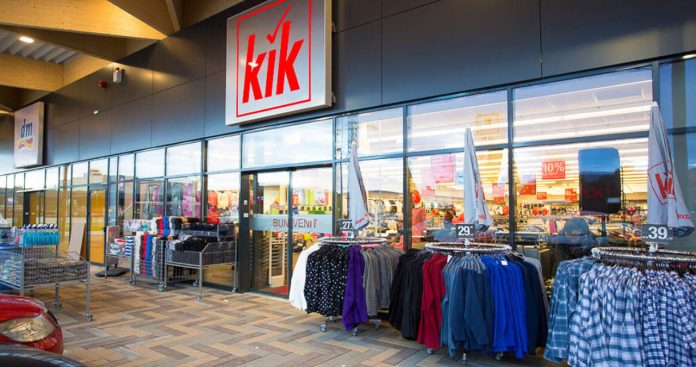 Interiorul unui magazin KiK modernizat cu design argintiu și iluminat LED