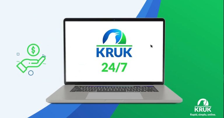 Un utilizator folosind un laptop pentru a accesa platforma de plată a datoriilor e-kruk