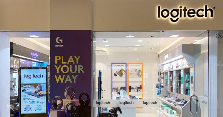 Utilizator care configurează un mouse și o tastatură Logitech din seria MX pe birou