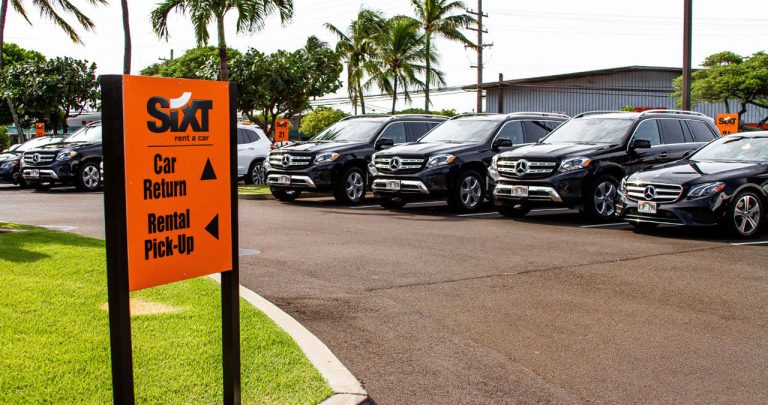 Client completand un formular de daune pentru o masina inchiriata de la Sixt