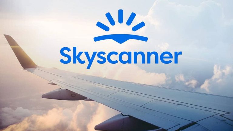 Pasager verificand extrasul de cont si biletul electronic cumparat prin Skyscanner