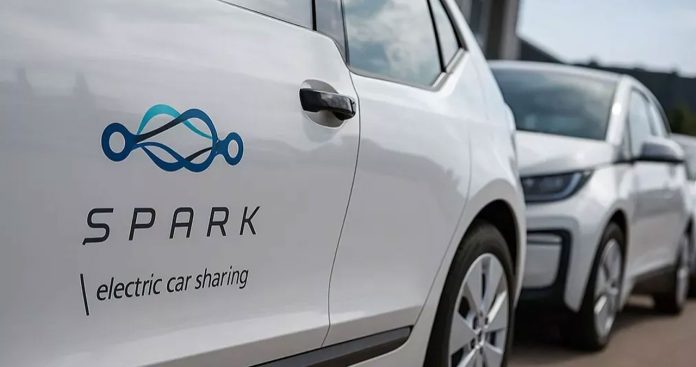 Interfata aplicatiei mobile Spark pentru raportarea daunelor si suport clienti