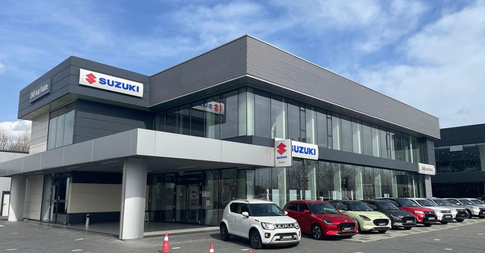 Mecanic autorizat verificând un motor hibrid al unui autoturism Suzuki Vitara în service