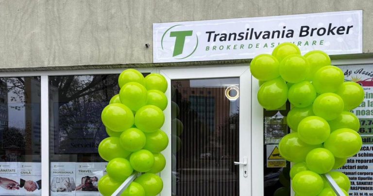 consultant de asigurări oferind suport telefonic în fața unui ecran cu oferte de polițe RCA