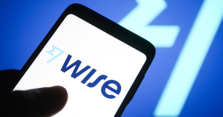 Aplicația Wise afișând un transfer internațional în așteptare alături de secțiunea de contact prin chat securizat.