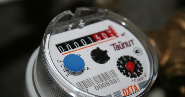 Un instalator autorizat sigilând un apometru nou de apă rece în baia unui apartament