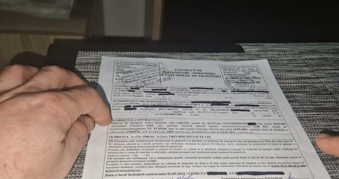 Cele 5 exemplare ale unui contract de înstrăinare dobândire auto completate cu pixul pe birou