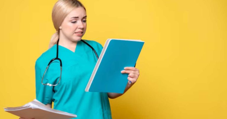 Un pacient completând o cerere oficială la registratura unui spital pentru a obține o copie a dosarului său medical