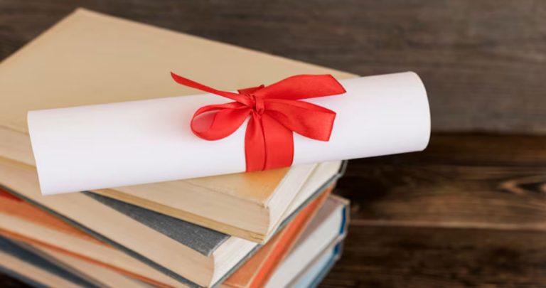 Diplomă de licență și atestat oficial de recunoaștere emis de CNRED