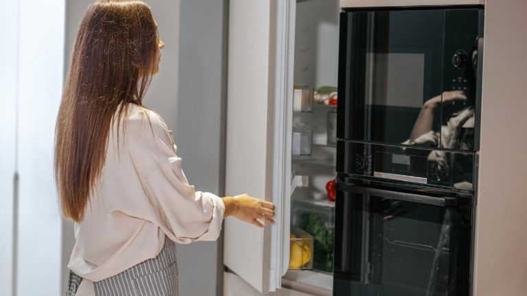 O placă de bază a unei centrale termice arsă și instrumente de măsură electrică