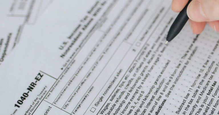 Un cetățean român prezentând un extras multilingv Formula A la ghișeul unei instituții administrative din străinătate